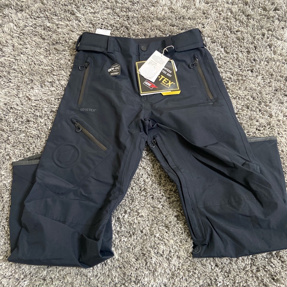 BNWT Volcom Men’s Snowboard Snow pants size Small Black Style G1351904